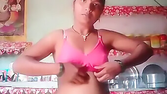 Tía Desi Captura Selfie Desnuda Con Grandes Tetas Naturales