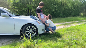 Öffentliche Studentin Bekommt Einen Blowjob Im Auto