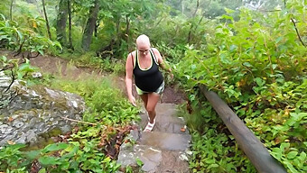 Buiten Pijpen Op Een Wandelpad Met Pov Cumshot En Slikken